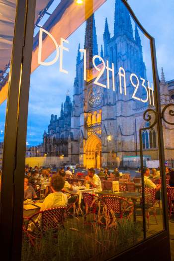 Vue sur la cathédrale terrasse café