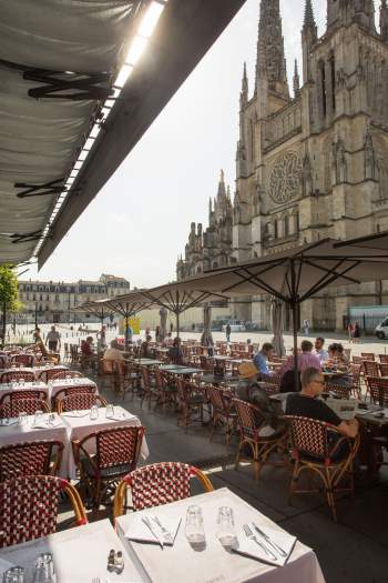 Terrasse avec vue sur cathédrale st andrée café