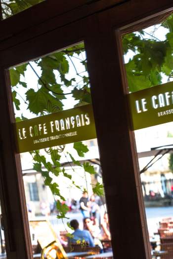Vitre du Café Français