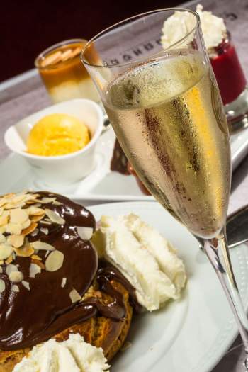 Profiterole et coupe de champagne brasserie de qualité