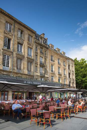 Terrasse de face sous un beau ciel bleu